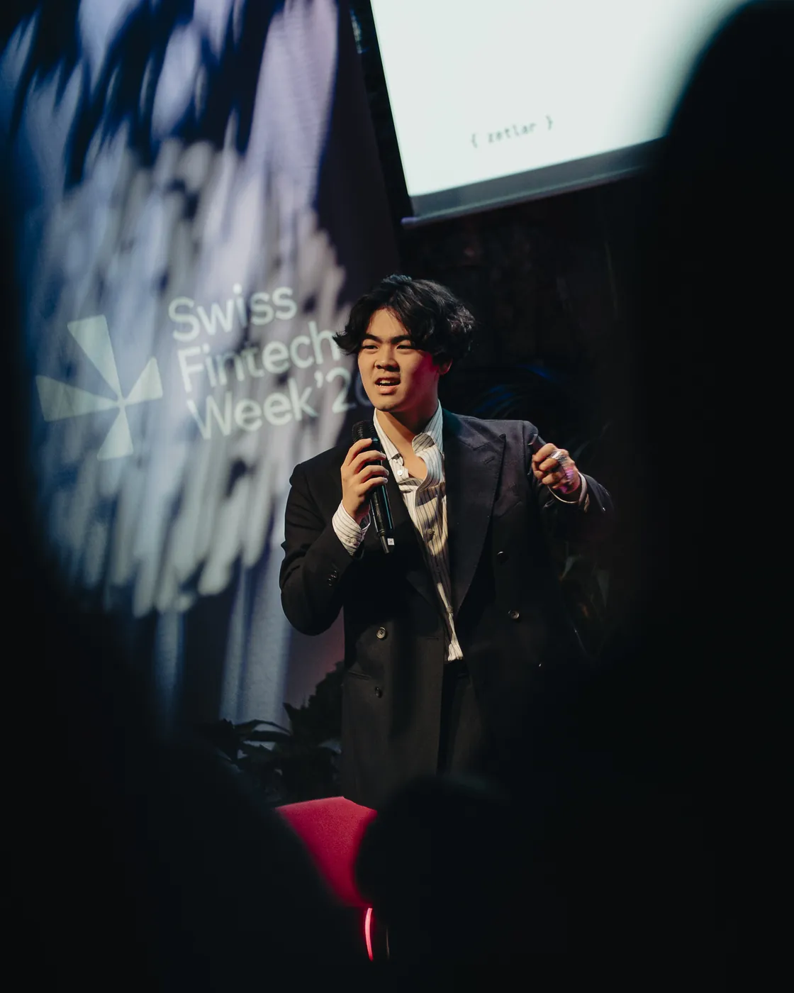 Felix Du presenting Zetlar on stage at Swiss Fintech Week in Zürich